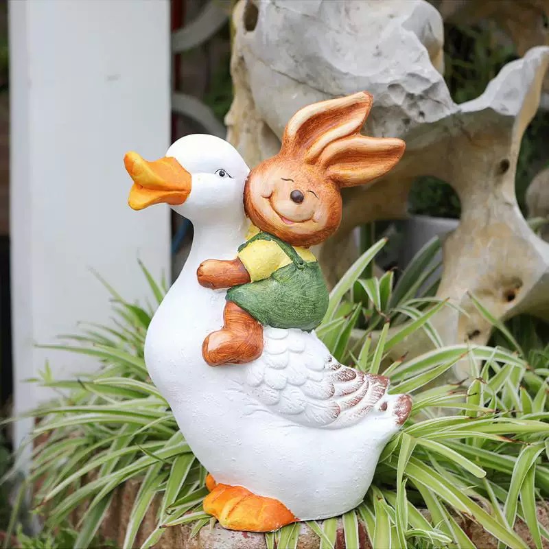 Resin Duck Ornament: 36x35x43cm